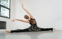 Aulas de ballet 30+, conexão corporal, dança para crianças e pilates são oferecidas pela bailarina Camila Alvim, online
