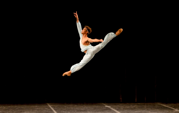 Bailarino pernambucano Vinícius Freire é destaque no maior festival de dança do mundo