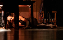 Espetáculo “Um pano que limpa o tempo”, da Compassos Cia. de Danças, circula por Pernambuco